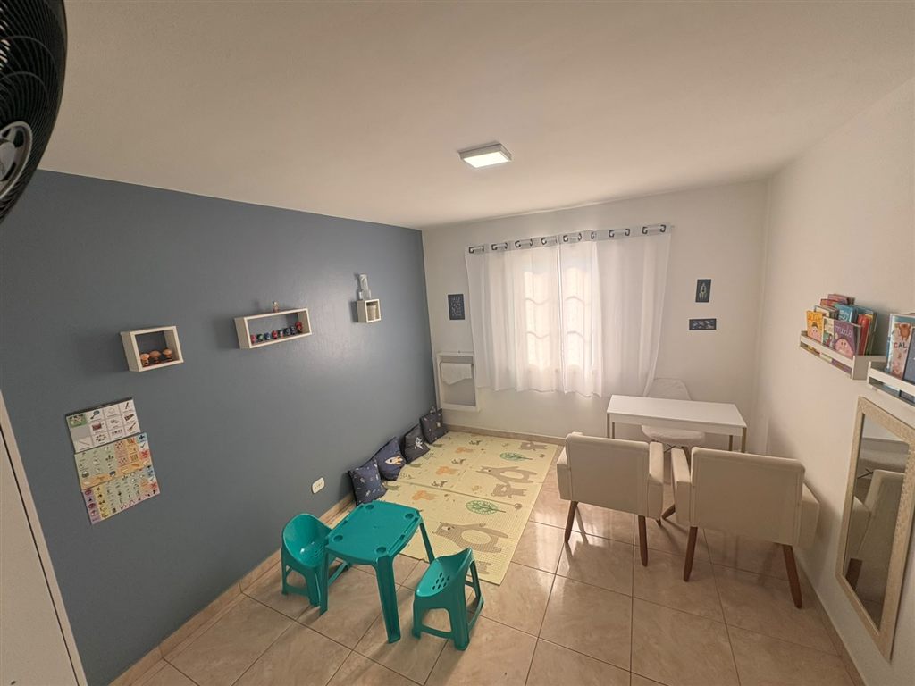 Sala de atendimento com tapete e mesinha infantil